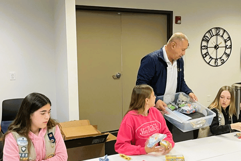 Girl Scouts of Gulfcoast Florida Earn Highest Award for Bringing Comfort to Kids in Medical Crisis Sarasota & Charlotte County, FL – Three dedicated Girl Scout Cadettes from Troop 608 have earned the prestigious Girl Scout Silver Award—the highest award a Girl Scout Cadette can achieve—for creating and delivering sensory kits to children experiencing medical emergencies across Charlotte and South Sarasota Counties. Addison B., Emma V., and Brinley E. identified a critical gap in care: while sensory kits were available in shelters, EMS units, and hospital emergency rooms through the Southwest Florida Healthcare Coalition, they were not available in local free-standing emergency departments or walk-in clinics—facilities where many families first seek care. Their Take Action project, “Sensory Kits for Kids in Distress,” provided nine fully stocked sensory kits to three free-standing departments and six walk-in clinics serving their community in Sarasota and Manatee County.